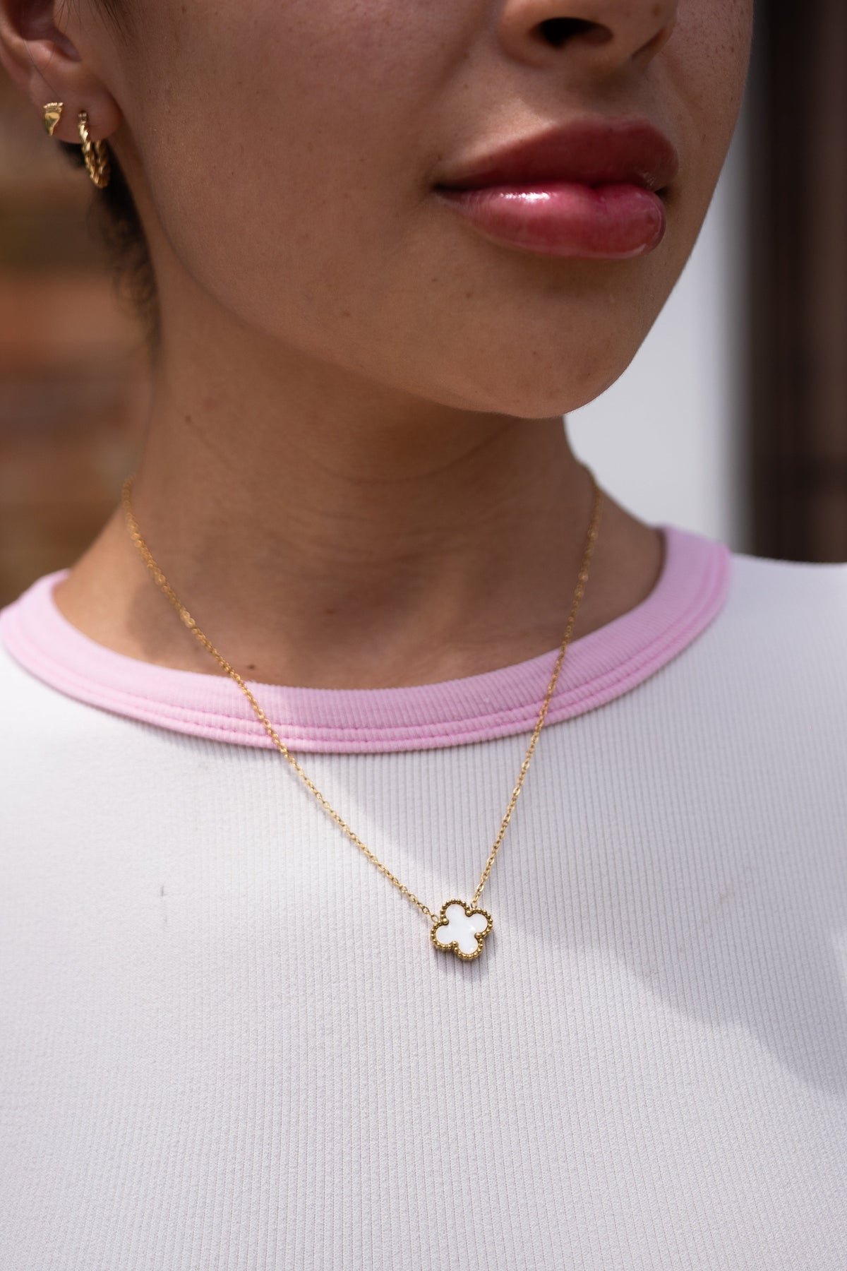 Cadena Van Cleef Trébol Blanco KAVRA puesta — look femenino escote