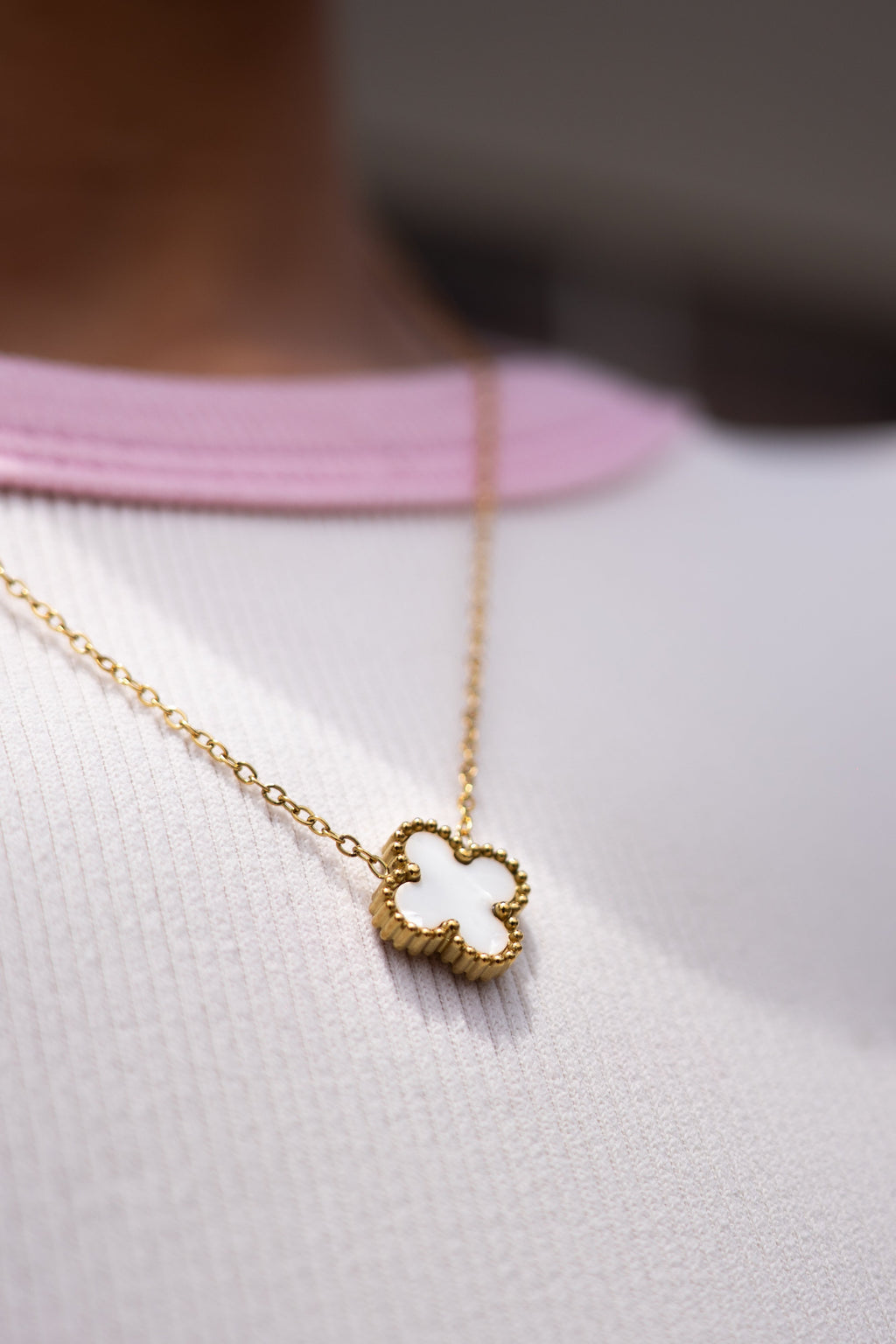 Cadena Van Cleef Trébol Blanco KAVRA puesta — detalle cuello