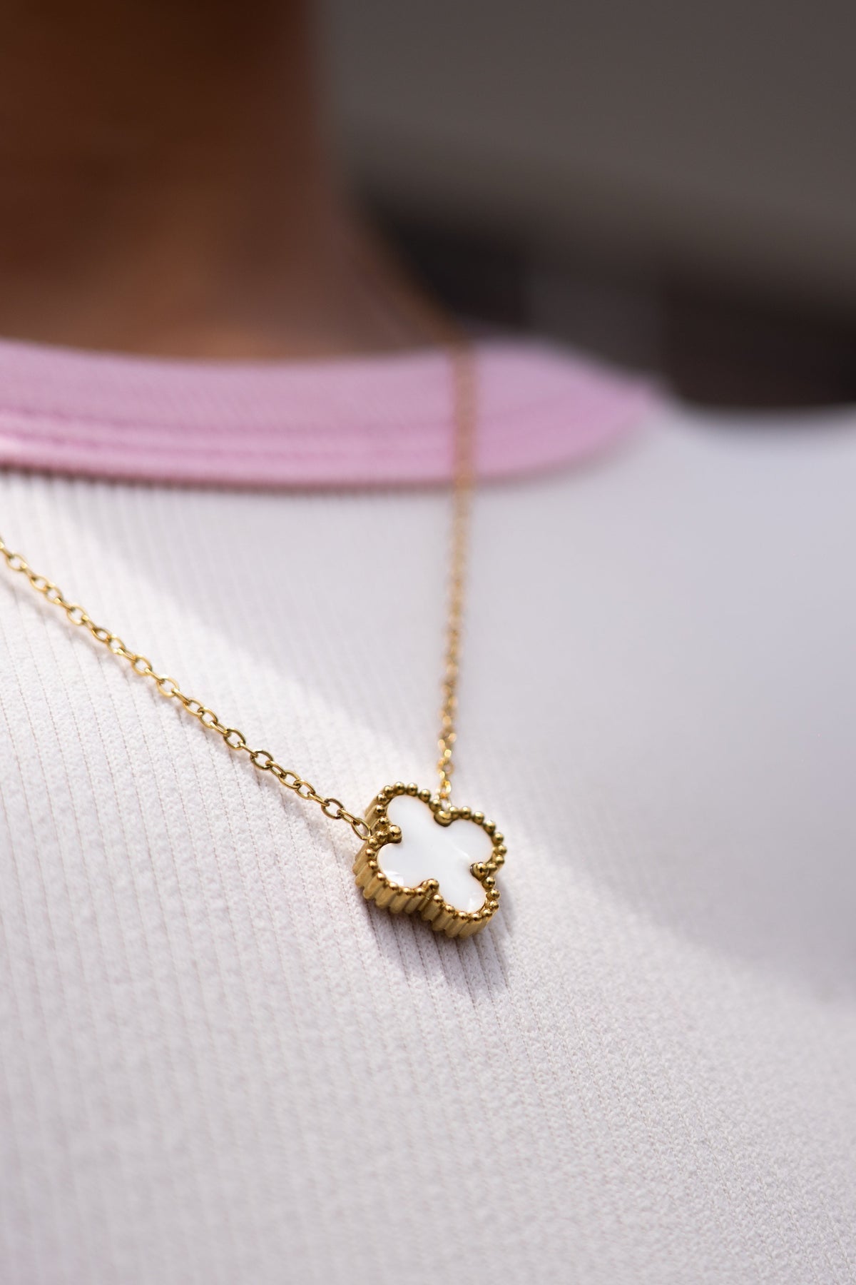 Cadena Van Cleef Trébol Blanco KAVRA puesta — detalle cuello