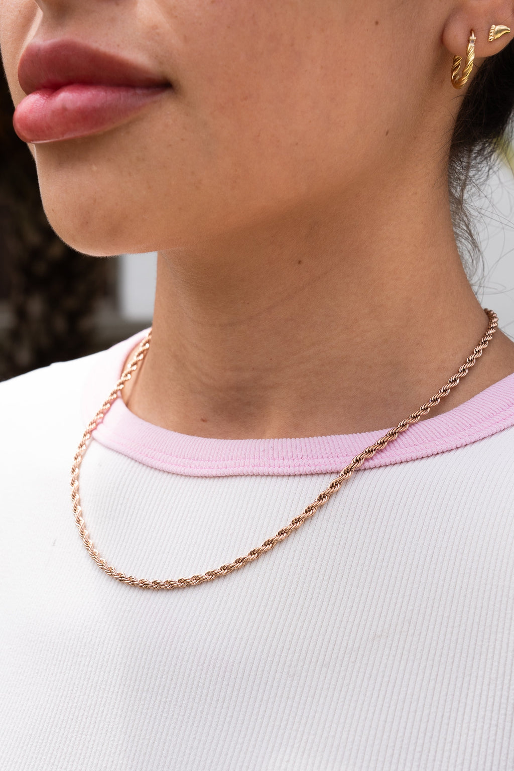 Cadena Tejido Lazo Rosa KAVRA puesta — look femenino escote