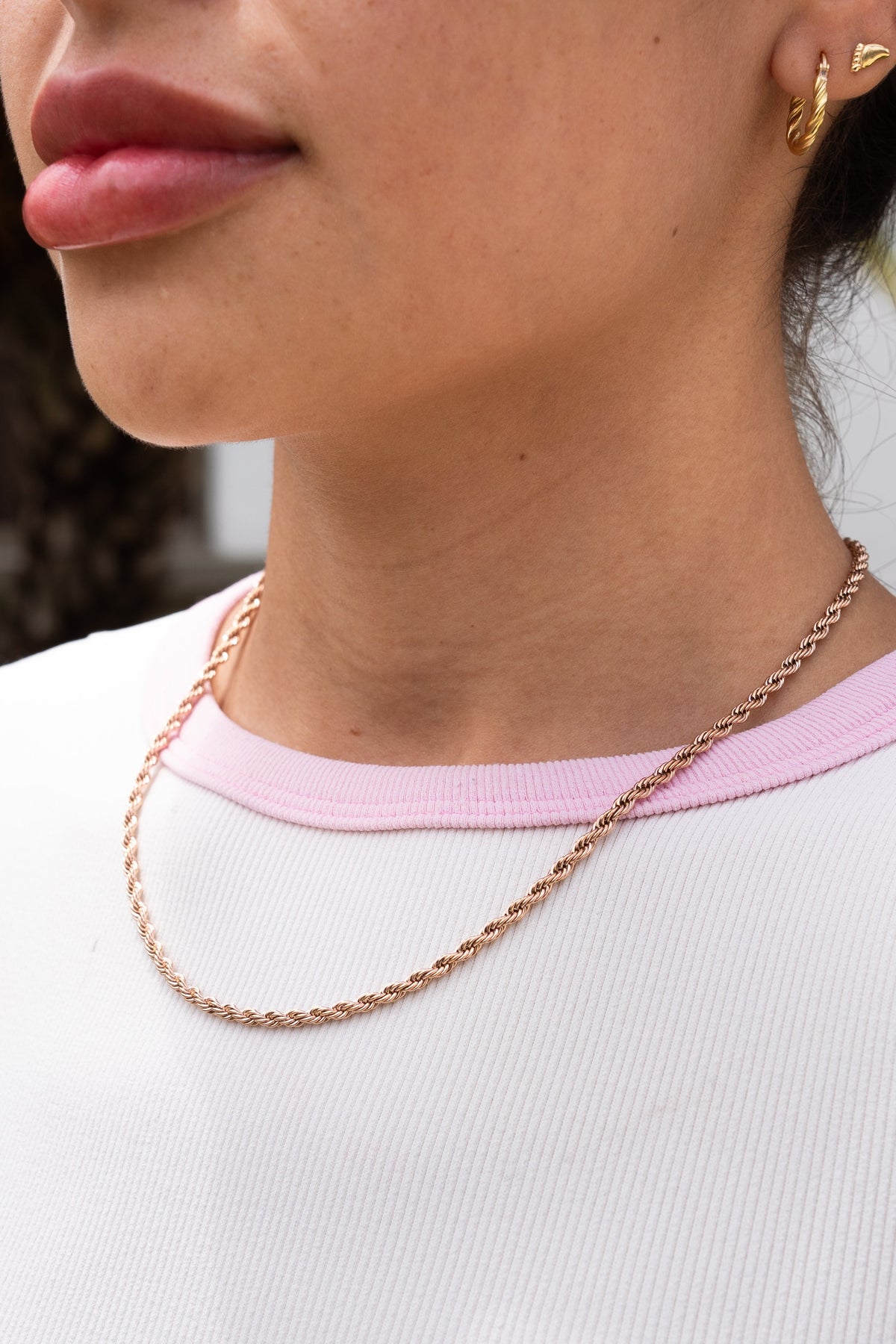 Cadena Tejido Lazo Rosa KAVRA puesta — look femenino escote