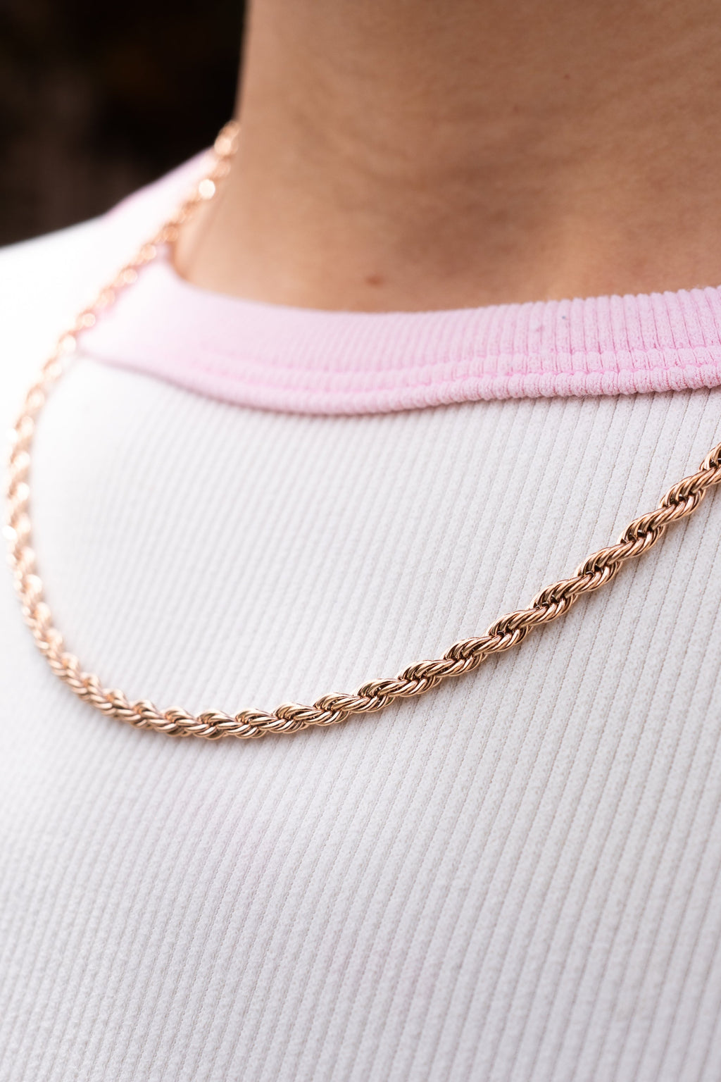 Cadena Tejido Lazo Rosa KAVRA puesta — detalle escote lateral