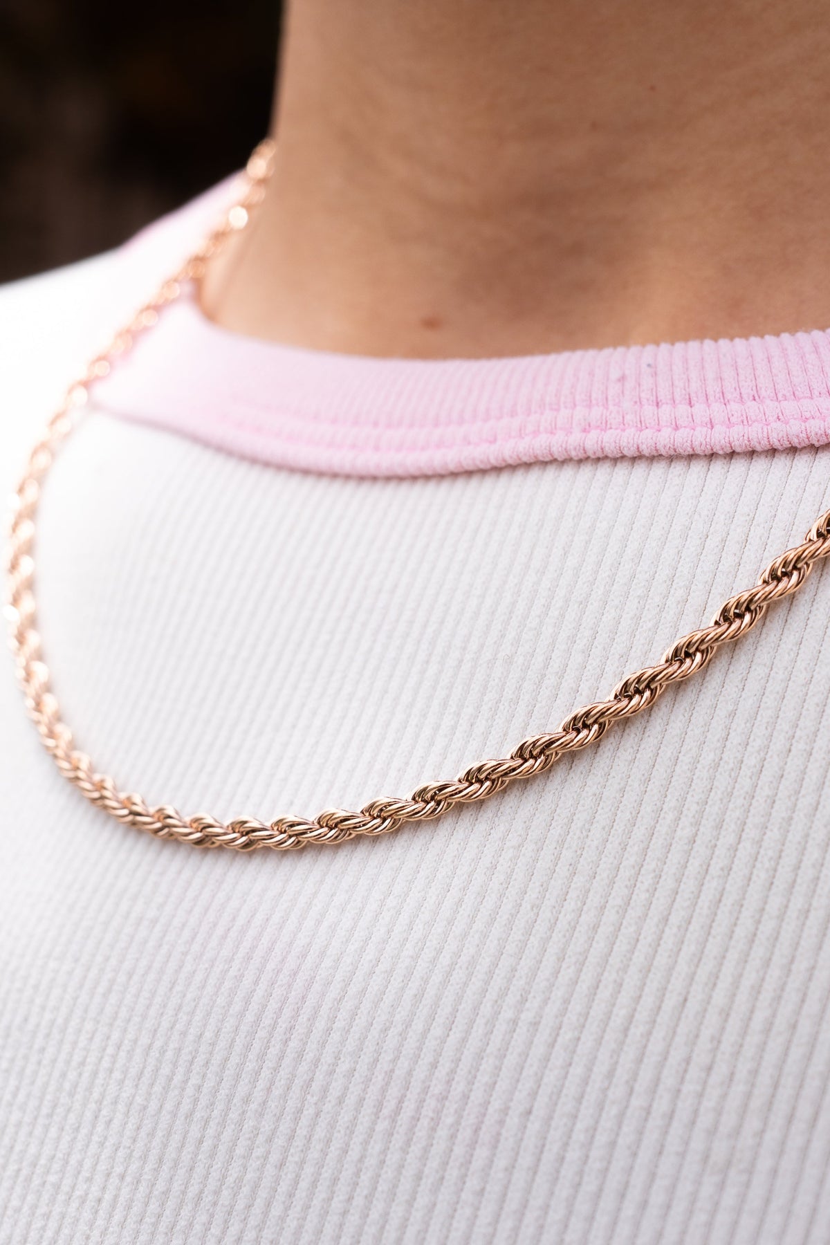 Cadena Tejido Lazo Rosa KAVRA puesta — detalle escote lateral