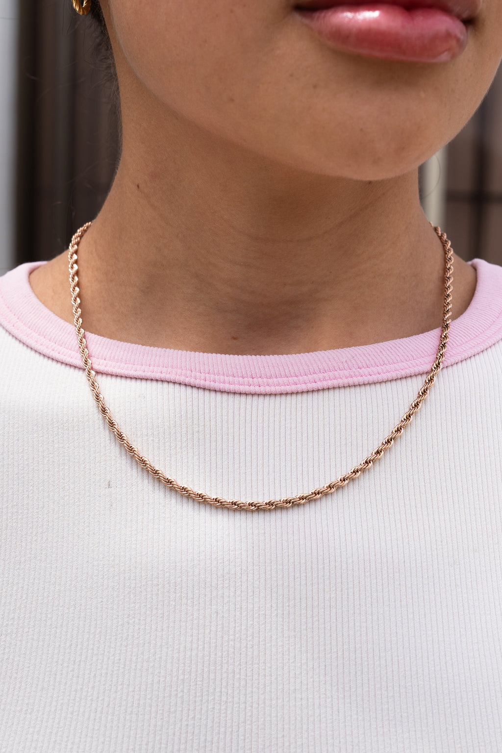Cadena Tejido Lazo Rosa KAVRA puesta — vista completa sobre cuello