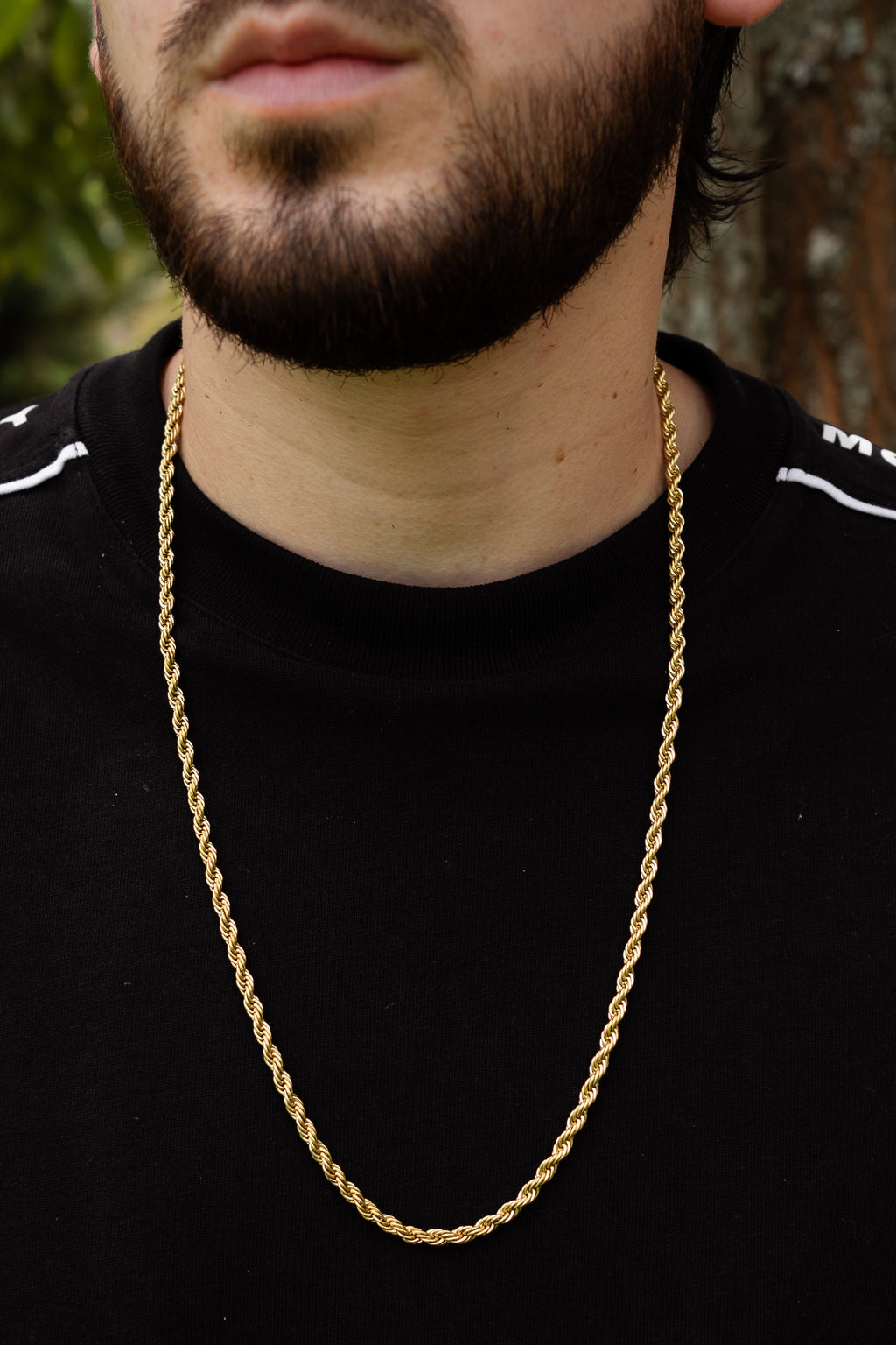 Cadena Lazo KAVRA puesta — look masculino fondo oscuro