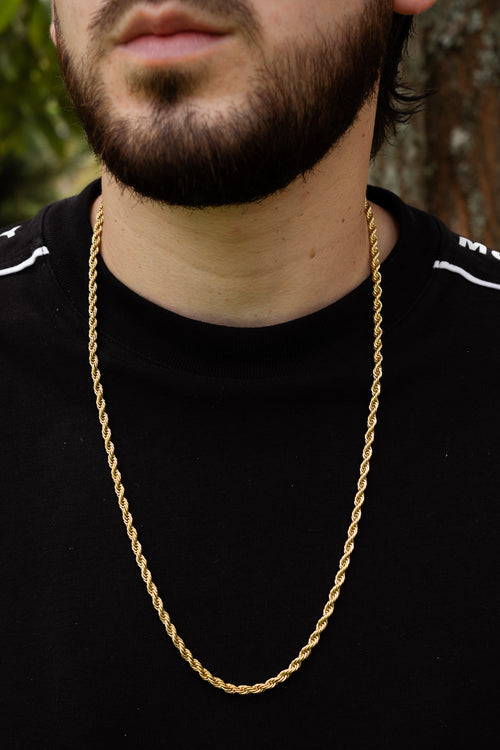 Cadena Lazo KAVRA puesta — look masculino fondo oscuro