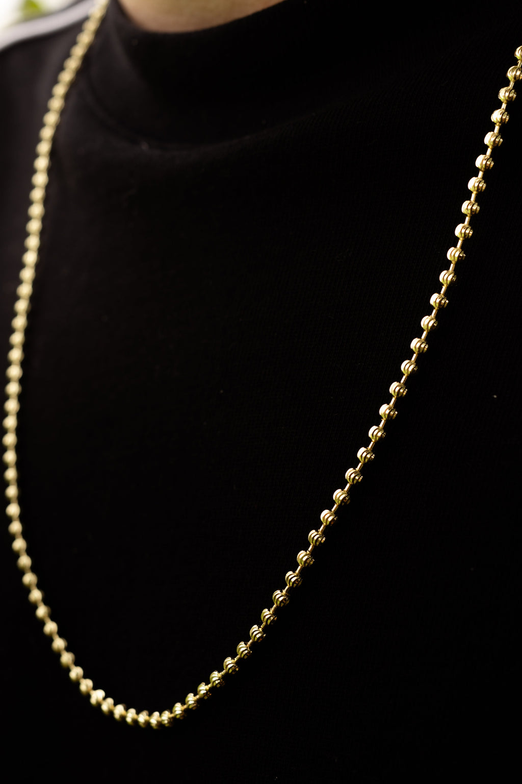 Cadena Tejido Militar Diamantada KAVRA puesta — look masculino fondo negro