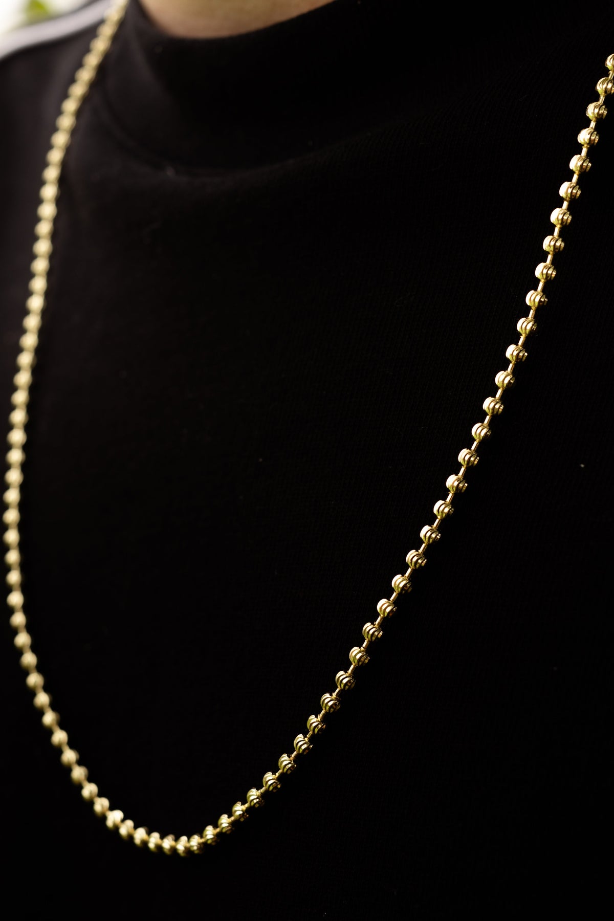 Cadena Tejido Militar Diamantada KAVRA puesta — look masculino fondo negro