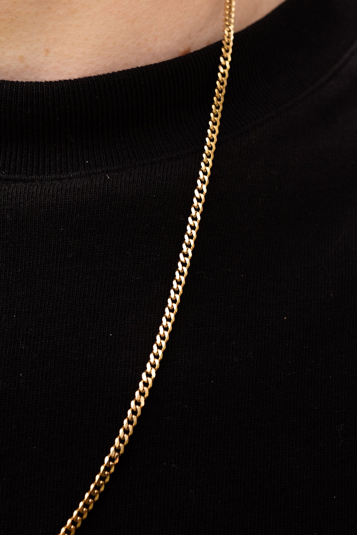 Cadena Cubana KAVRA puesta — detalle tejido cuello