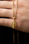 Dije Virgen de Guadalupe KAVRA puesto en cadena — look masculino