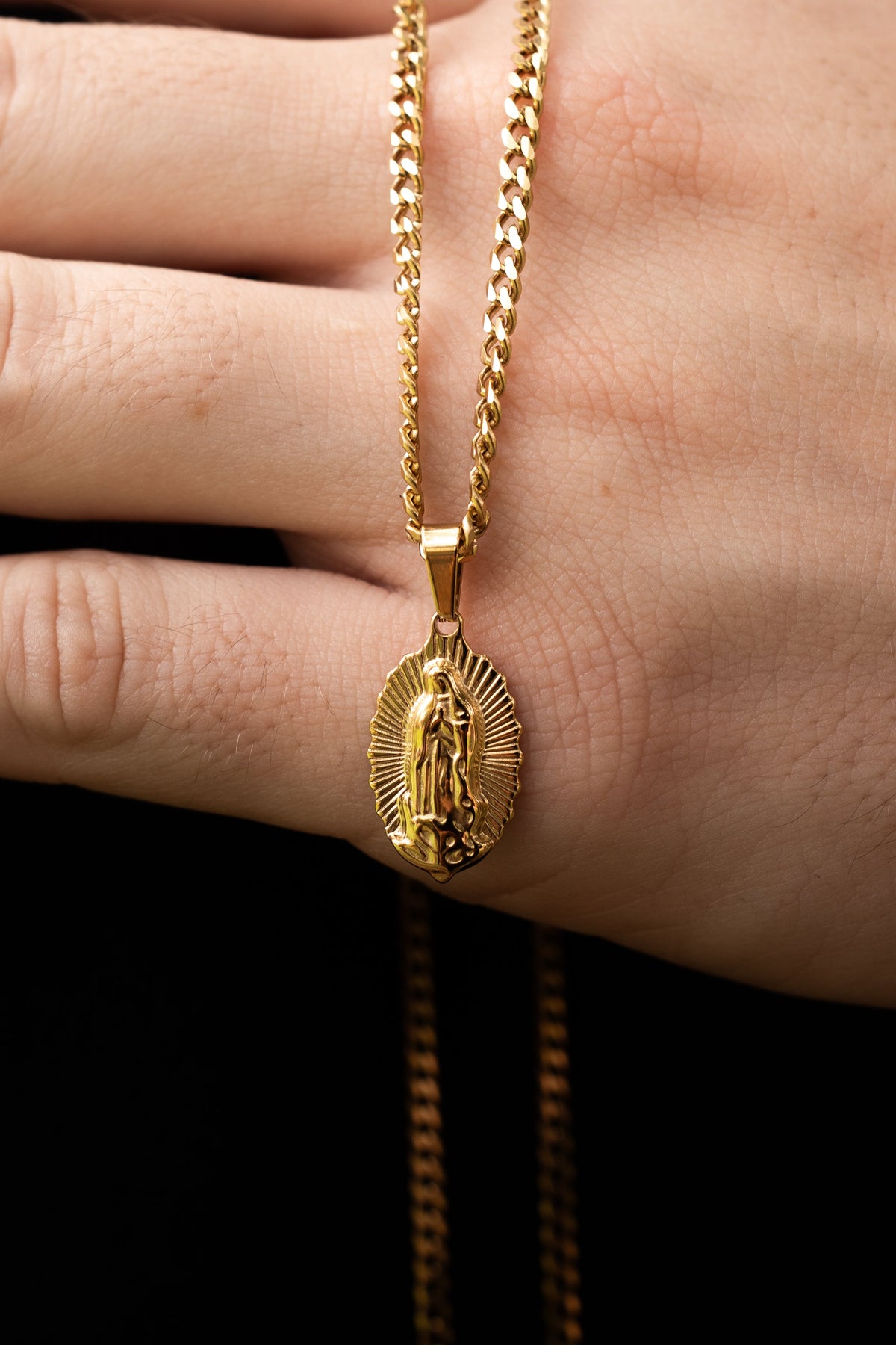 Dije Virgen de Guadalupe KAVRA puesto en cadena — look masculino