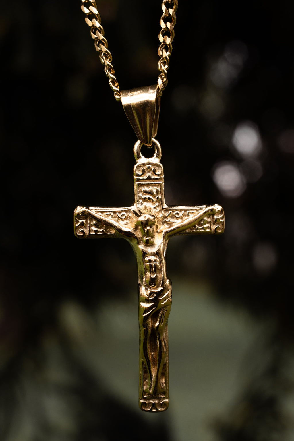 Dije Cristo Crucifijo KAVRA puesto en cadena — fondo oscuro