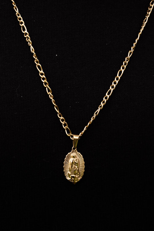 Cadena con dije de Virgen sobre fondo negro