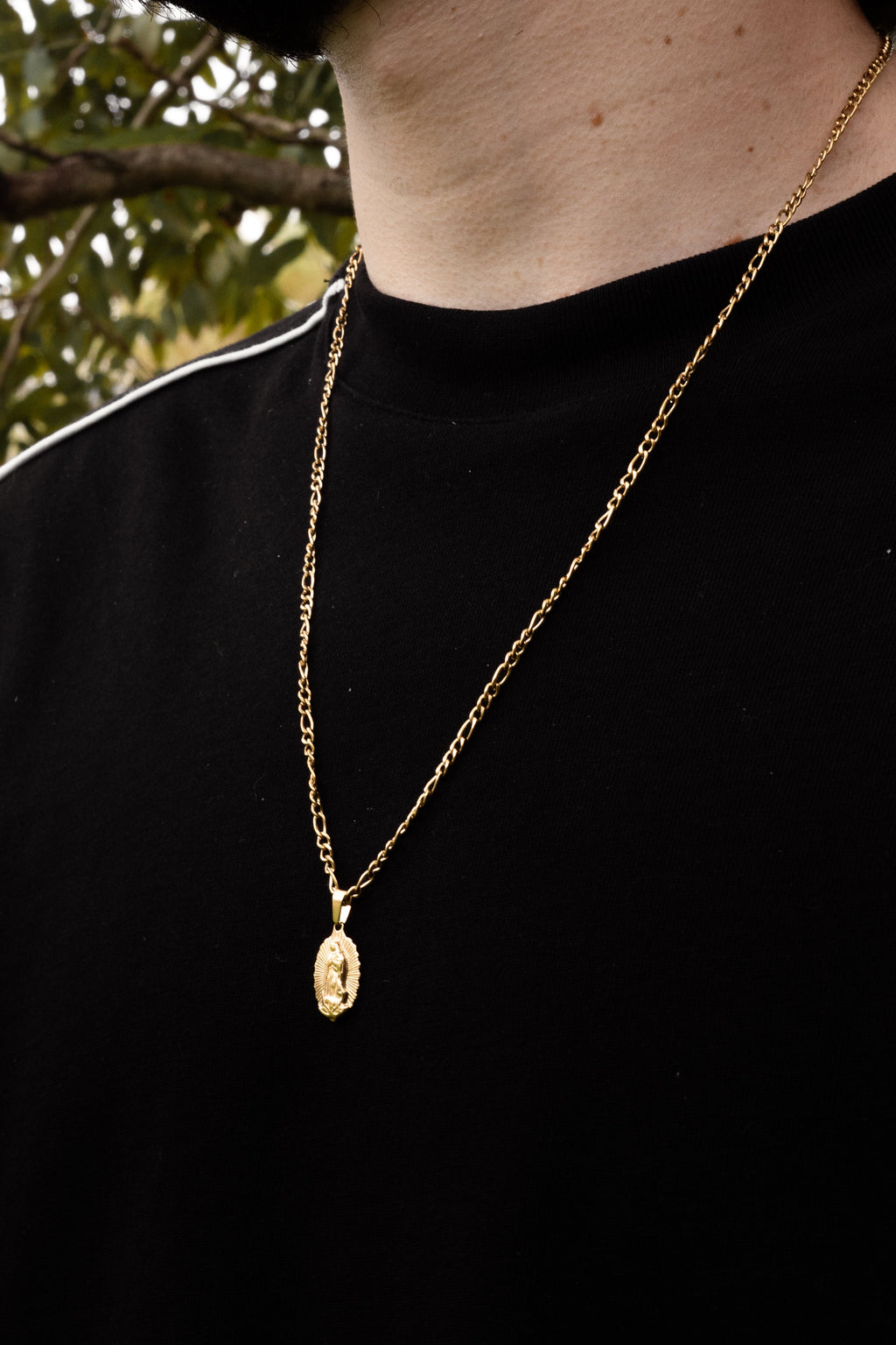 Cadena con dije de Virgen puesta