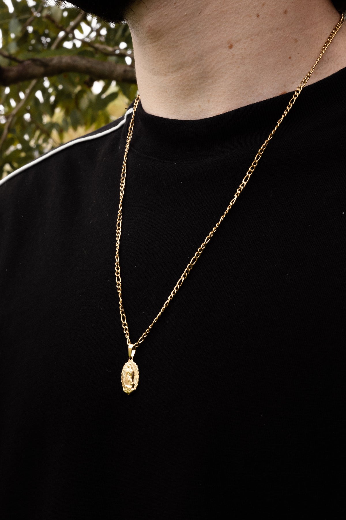 Cadena con dije de Virgen puesta