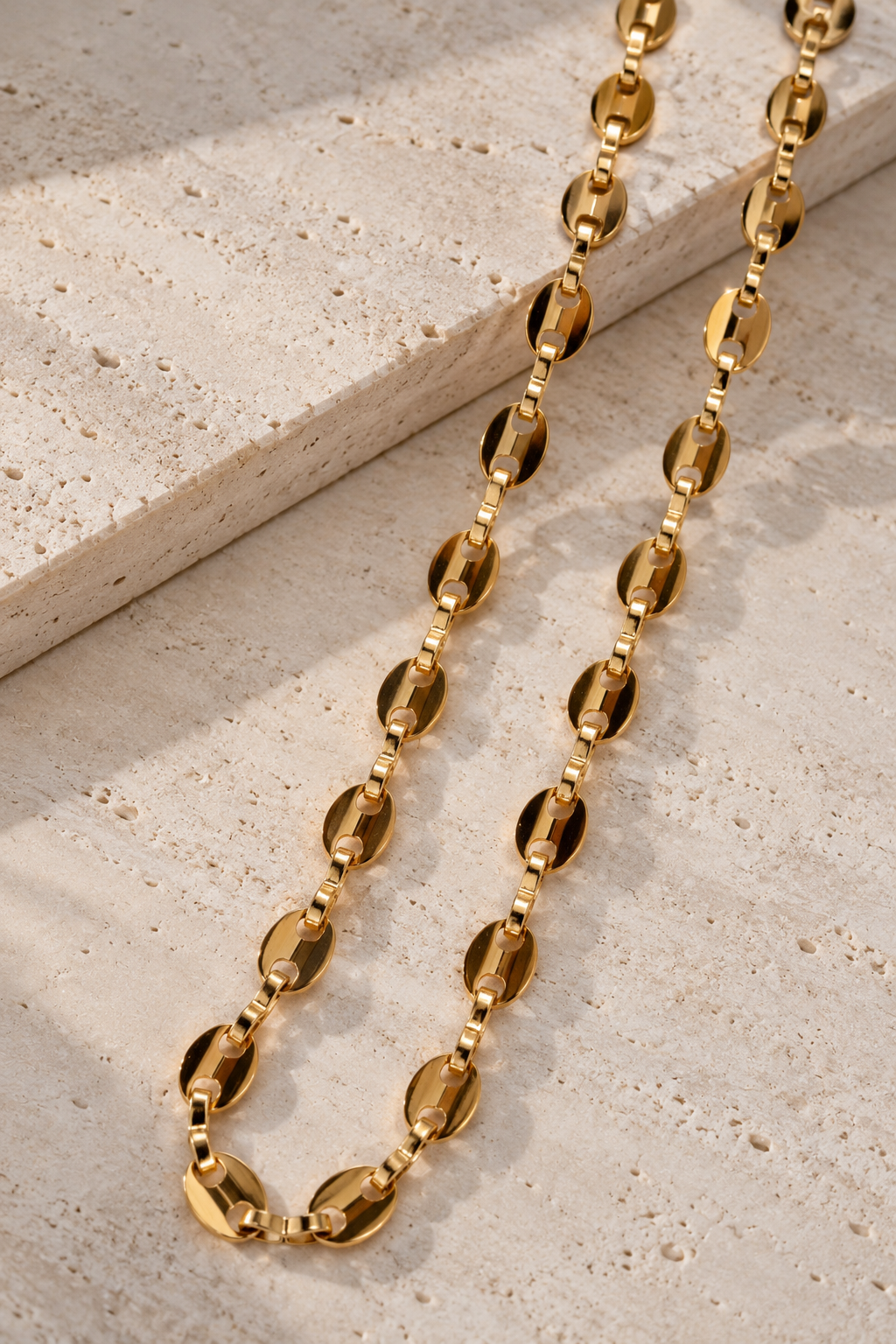 Cadena Tejido Gucci mujer KAVRA — sobre piedra travertina