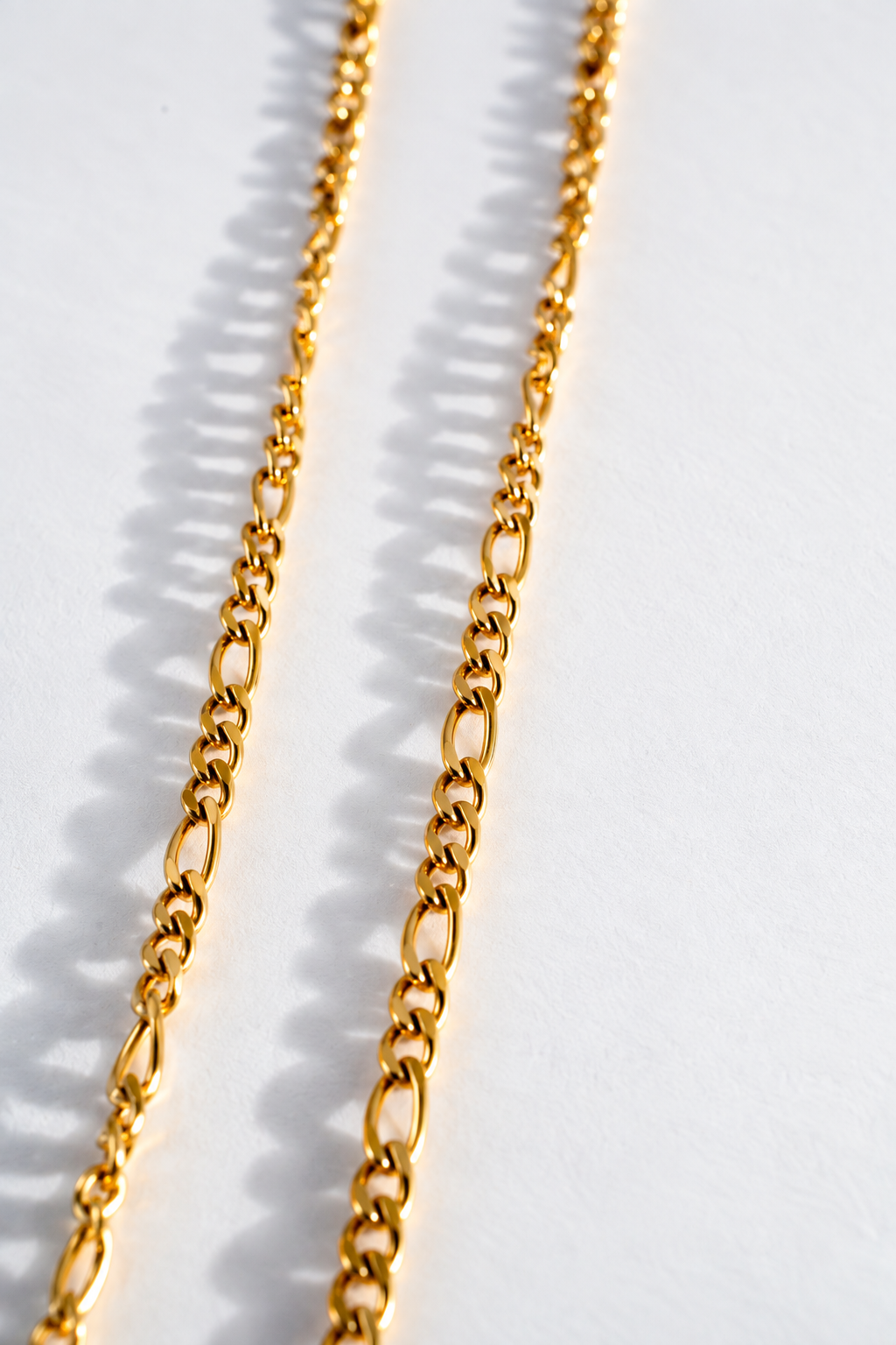Cadenas doradas sobre fondo blanco