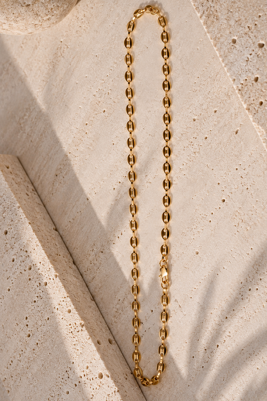 Cadena Tejido Gucci KAVRA — extendida sobre piedra natural