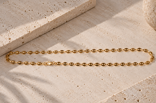 Cadena Tejido Gucci KAVRA — extendida sobre piedra natural