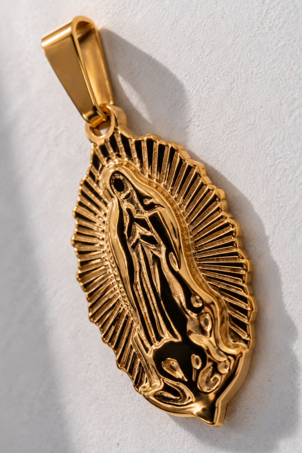 Dije Virgen de Guadalupe KAVRA — primer plano detalle ornamental